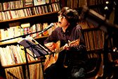 『フォーキートーキー』(森良太弾き語り) Photo by Mami Naito