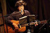 『フォーキートーキー』(森良太弾き語り) Photo by Mami Naito