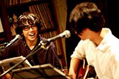 『フォーキートーキー』(森良太弾き語り) Photo by Mami Naito